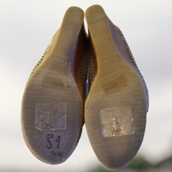 STUART WEITZMAN (3) GIRLS CAY LACE PLATINUM NOIR HEEL WEDGE Size 3  LIKE NEW - Picture 9 of 9